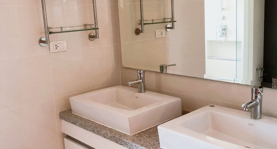 Condo en venta y en alquiler de 3 habitaciones en Khlong Toei, Bangkok