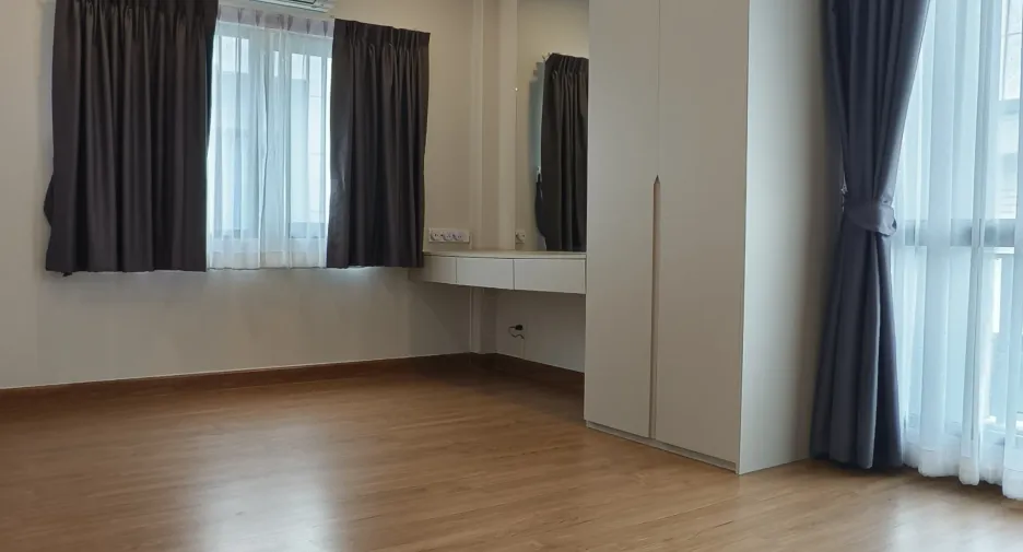 Casa en venta y en alquiler de 4 habitaciones en Mueang Pathum Thani, Pathum Thani