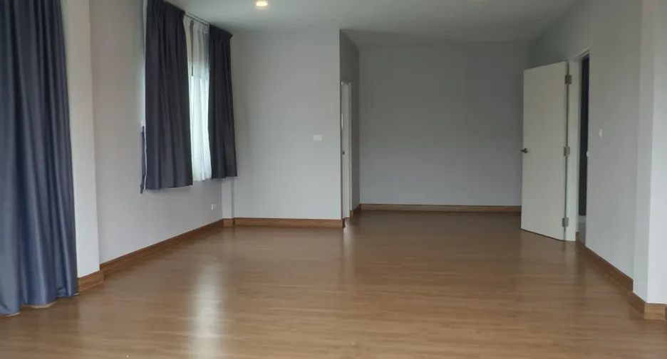 Casa en venta y en alquiler de 4 habitaciones en Mueang Pathum Thani, Pathum Thani