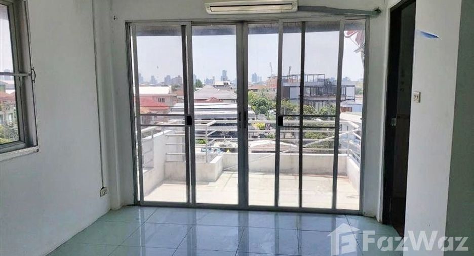 For sale 4 bedrooms townhouse in Wang Thonglang, Bangkok