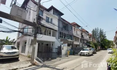 À vendre 4 chambres maison de ville à Wang Thonglang, Bangkok