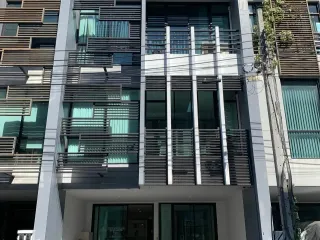 À vendre 3 chambres maison de ville à Suan Luang, Bangkok