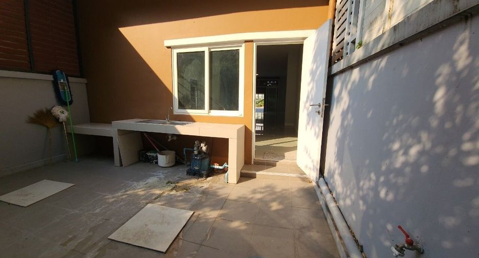 Casa adosada en venta de 3 habitaciones en Mueang Nakhon Ratchasima, Nakhon Ratchasima