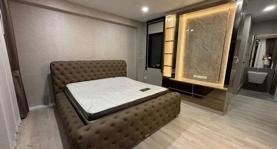 For sale 5 bedrooms house in Saphan Sung, Bangkok