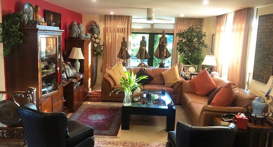 For sale 3 bedrooms condo in Watthana, Bangkok