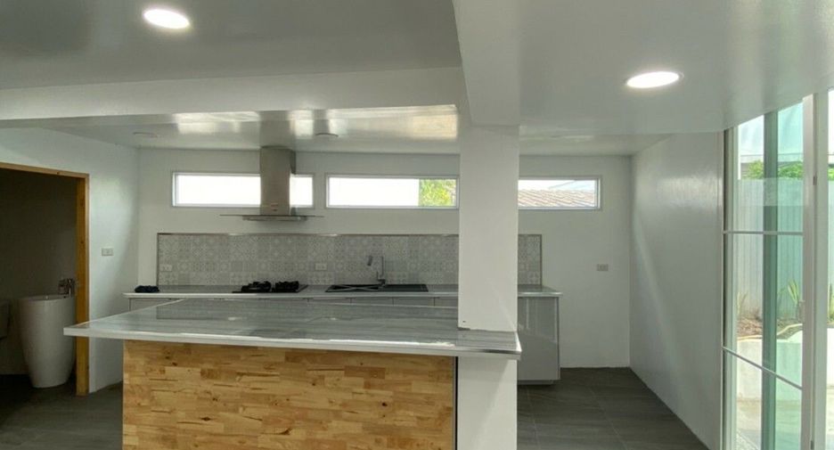 À vendre 3 chambres maison de ville à Bang Sao Thong, Samut Prakan