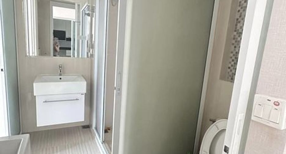 For sale 2 bedrooms condo in Huai Khwang, Bangkok