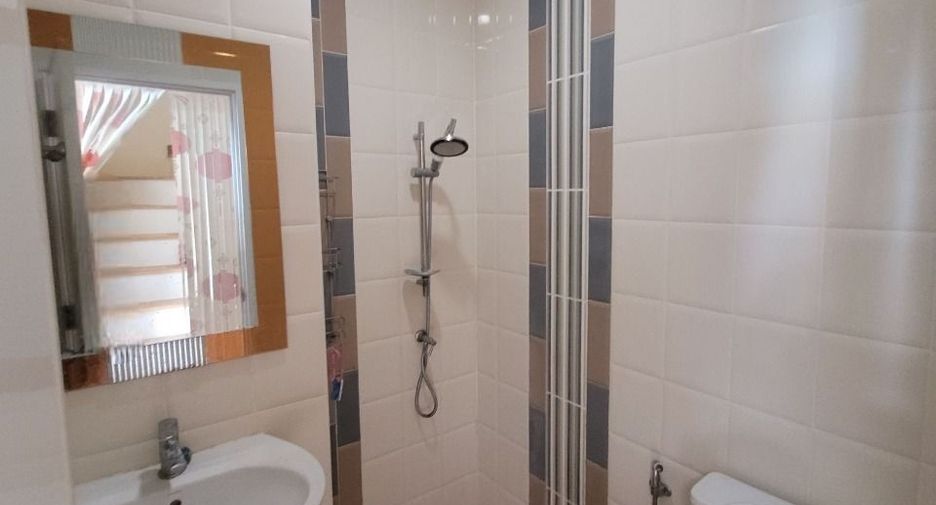 For sale 4 bedrooms townhouse in Mueang Samut Sakhon, Samut Sakhon