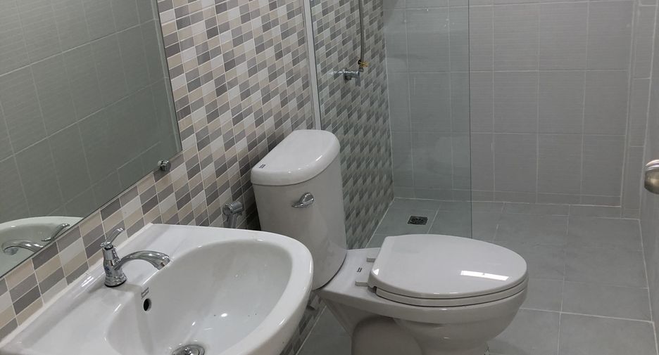 For sale 3 bedrooms house in Mueang Nakhon Sawan, Nakhon Sawan