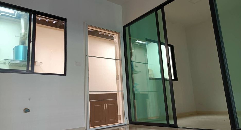 À vendre 3 chambres maison de ville à Saphan Sung, Bangkok