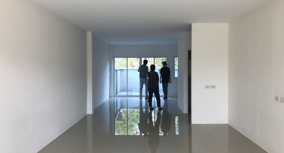 For sale 3 bedrooms townhouse in Mueang Lop Buri, Lopburi