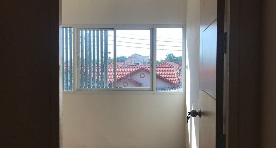 For sale 3 bedrooms townhouse in Mueang Lop Buri, Lopburi
