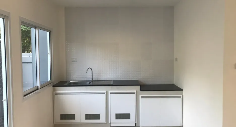 For sale 3 bedrooms townhouse in Mueang Lop Buri, Lopburi