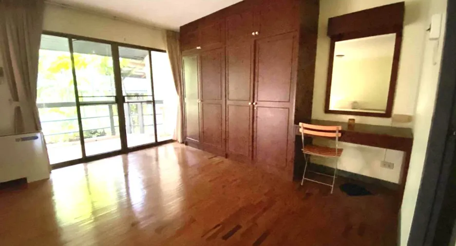 À vendre 4 chambres maison de ville à Klaeng, Rayong