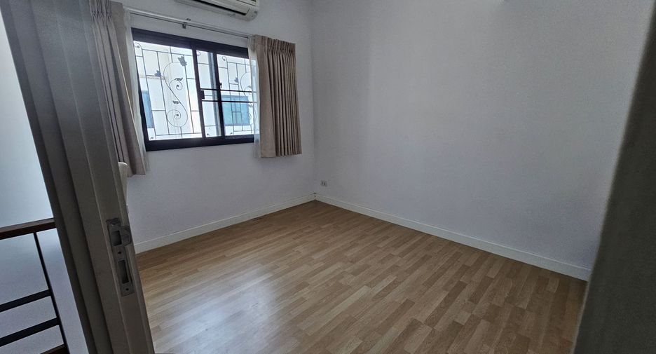 For sale 4 bedrooms townhouse in Mueang Nonthaburi, Nonthaburi