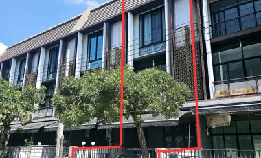 For sale 4 bedrooms townhouse in Mueang Nonthaburi, Nonthaburi