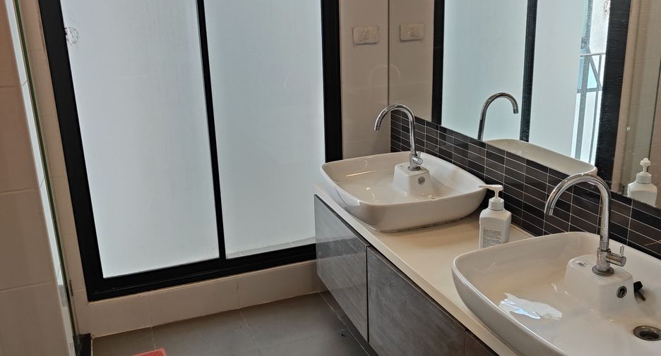 For sale 3 ベッドルーム townhouse in Saphan Sung, Bangkok