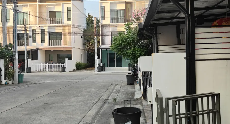 For sale 3 ベッドルーム townhouse in Saphan Sung, Bangkok