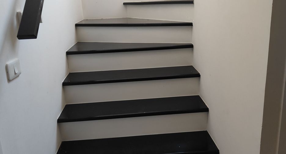 For sale 3 ベッドルーム townhouse in Saphan Sung, Bangkok