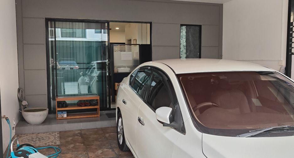 For sale 3 bedrooms townhouse in Saphan Sung, Bangkok