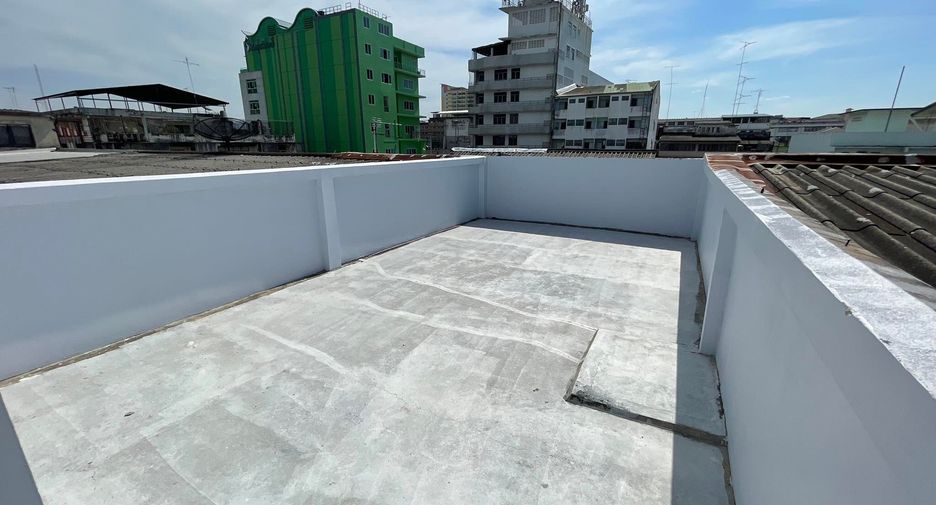 For rent 4 bedrooms townhouse in Mueang Chon Buri, Chonburi