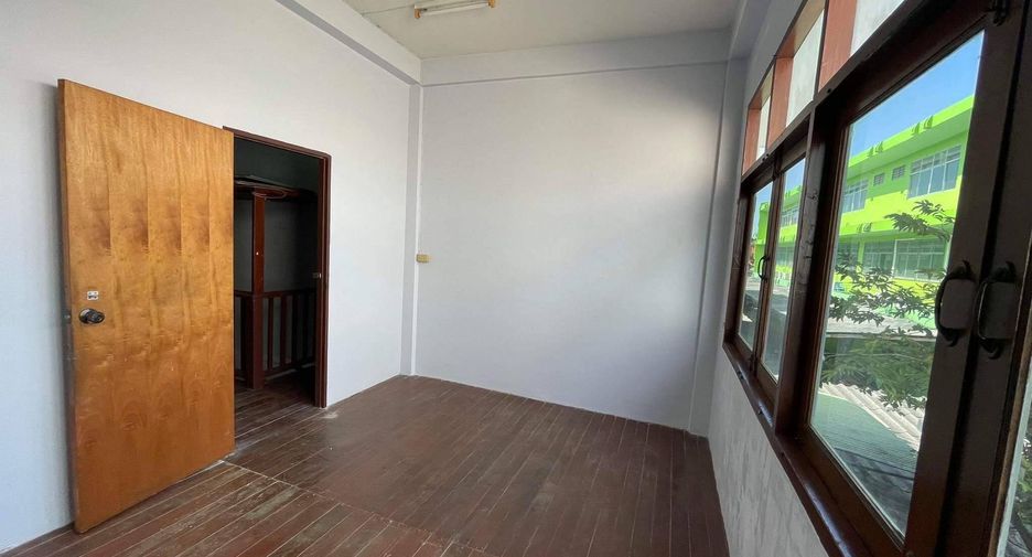 For rent 4 bedrooms townhouse in Mueang Chon Buri, Chonburi