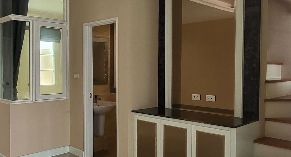 For sale 5 bedrooms townhouse in Bueng Kum, Bangkok