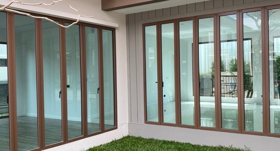 For sale 5 bedrooms house in Bang Kapi, Bangkok