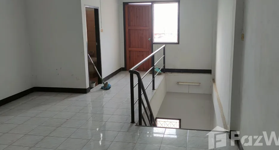 For sale 6 bedrooms retail Space in Mueang Uttaradit, Uttaradit