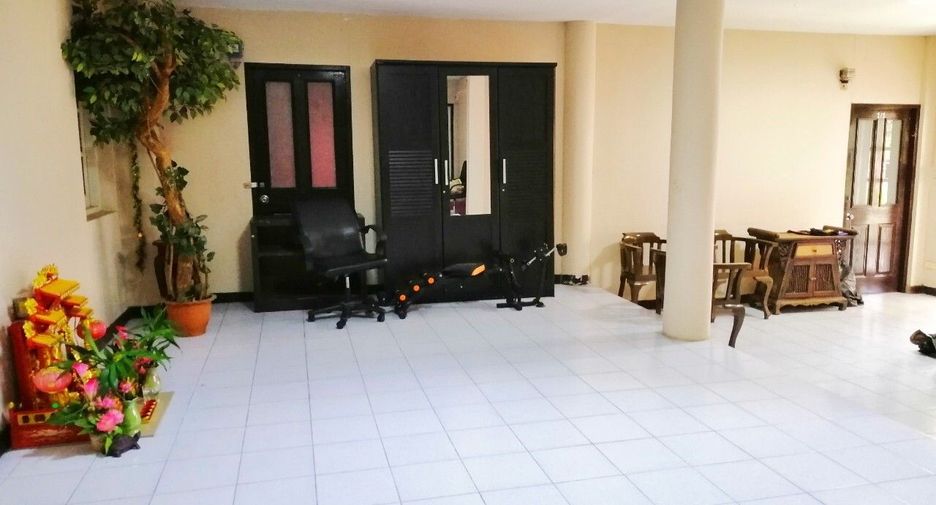 For rent 7 bedrooms house in Mueang Pathum Thani, Pathum Thani