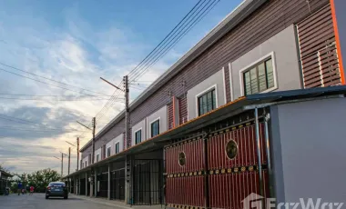 Casa adosada en venta de 3 habitaciones en Bang Len, Nakhon Pathom