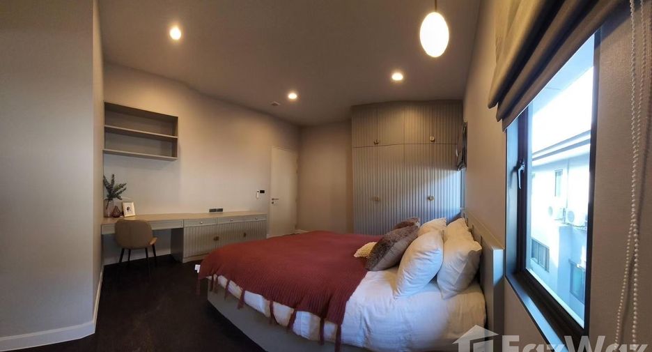 For sale 5 bedrooms house in Bang Kapi, Bangkok