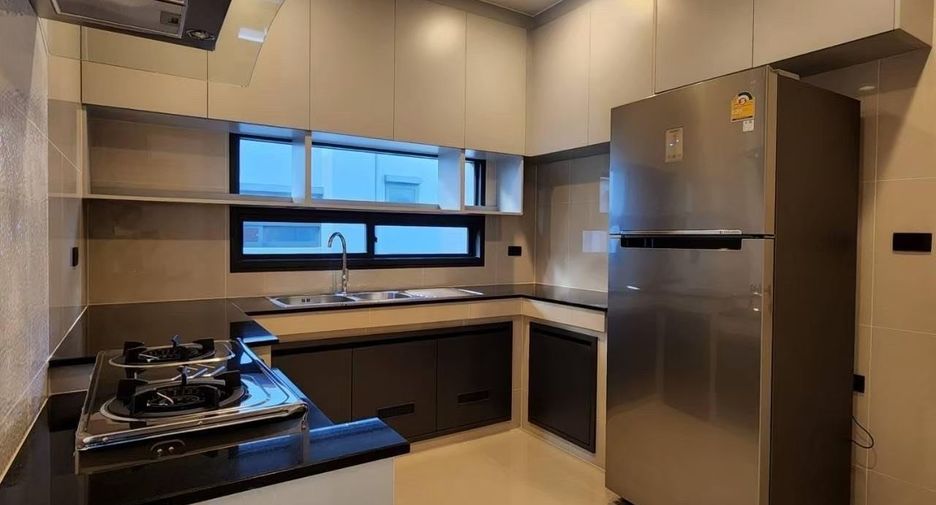 For sale 5 bedrooms house in Bang Kapi, Bangkok