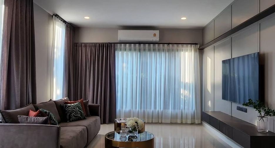 For sale 5 bedrooms house in Bang Kapi, Bangkok