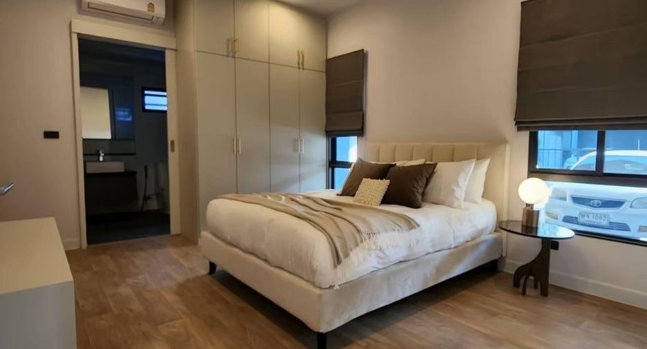 For sale 5 bedrooms house in Bang Kapi, Bangkok