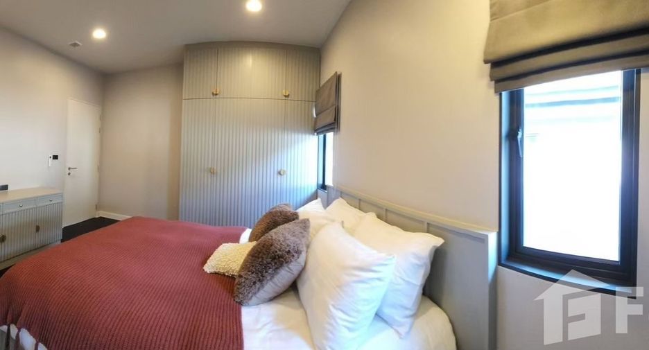 For sale 5 bedrooms house in Bang Kapi, Bangkok