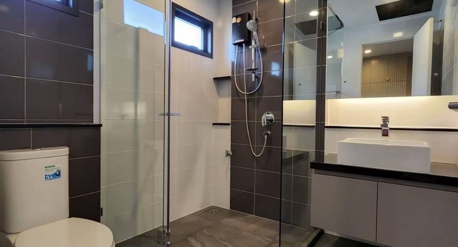 For sale 5 bedrooms house in Bang Kapi, Bangkok