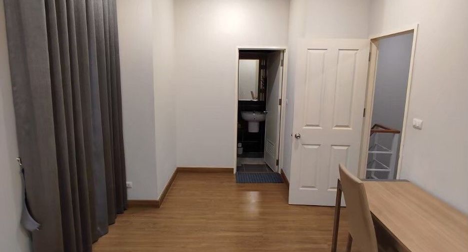 For rent 4 ベッドルーム townhouse in Lat Lum Kaeo, Pathum Thani