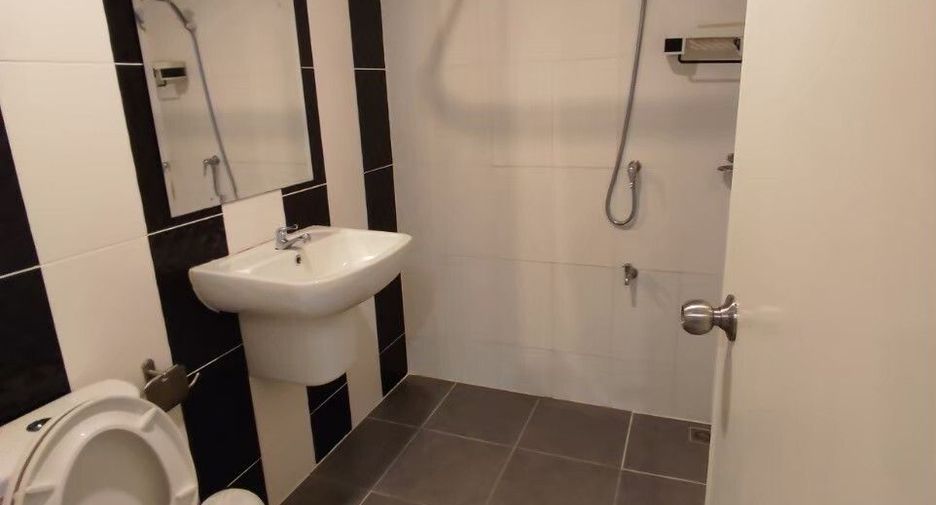 For rent 4 ベッドルーム townhouse in Lat Lum Kaeo, Pathum Thani