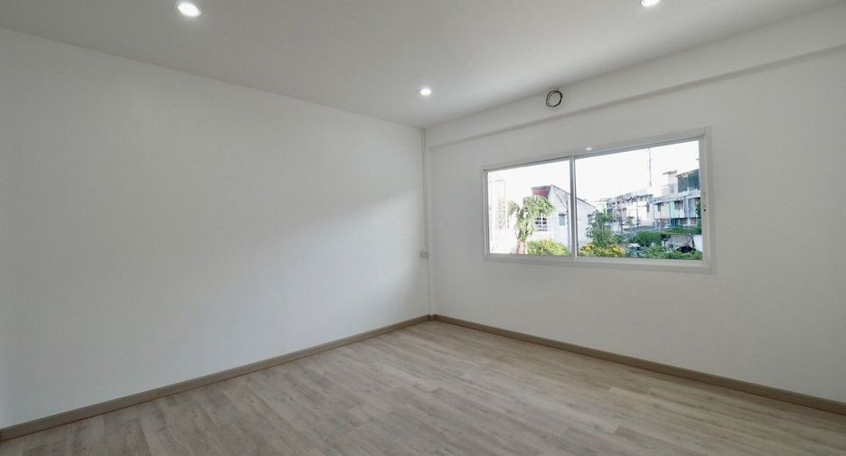 For sale 2 bedrooms townhouse in Mueang Nakhon Pathom, Nakhon Pathom