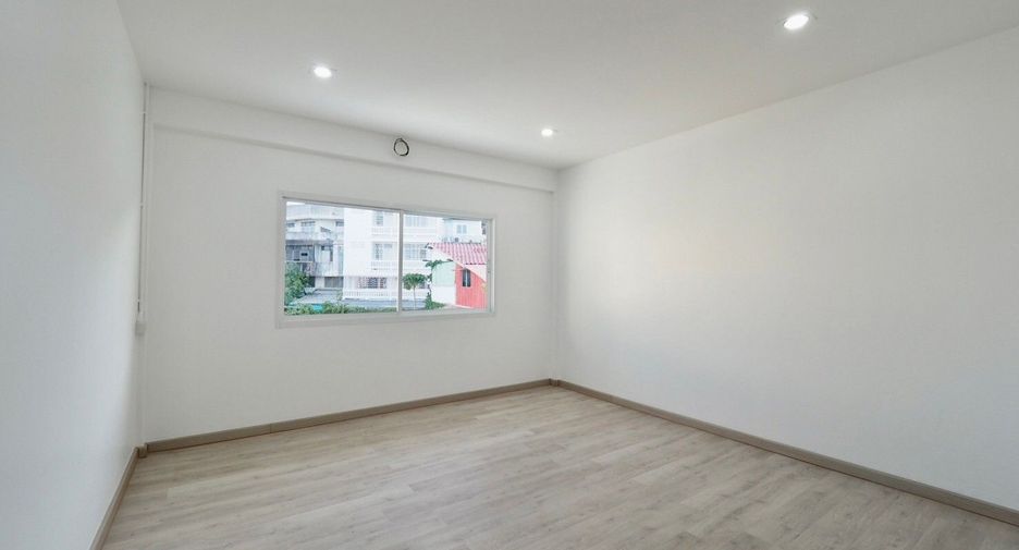 For sale 2 bedrooms townhouse in Mueang Nakhon Pathom, Nakhon Pathom