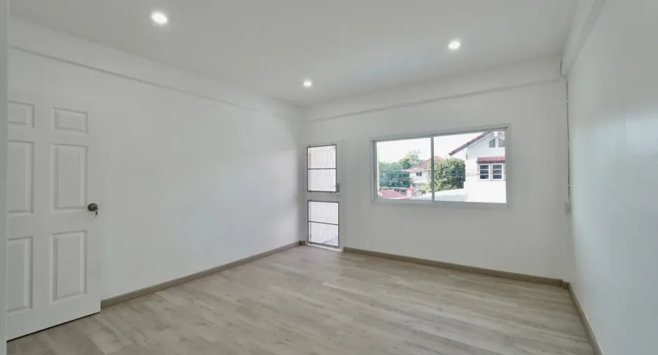 For sale 2 bedrooms townhouse in Mueang Nakhon Pathom, Nakhon Pathom