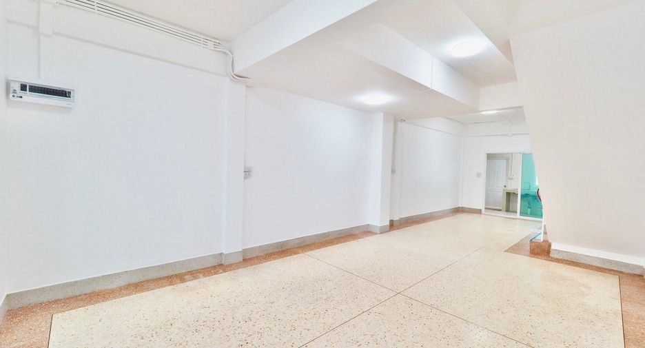 For sale 2 bedrooms townhouse in Mueang Nakhon Pathom, Nakhon Pathom