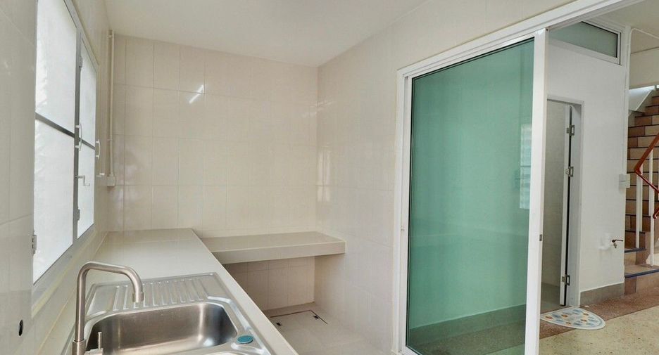 For sale 2 bedrooms townhouse in Mueang Nakhon Pathom, Nakhon Pathom
