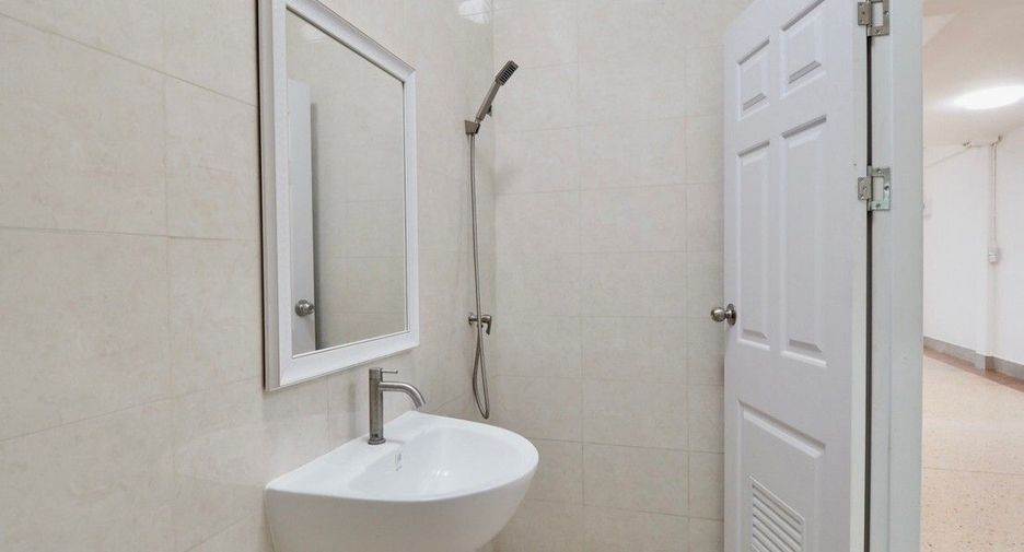 Reihenhaus zum Kauf mit 2 Zimmer in Mueang Nakhon Pathom, Nakhon Pathom