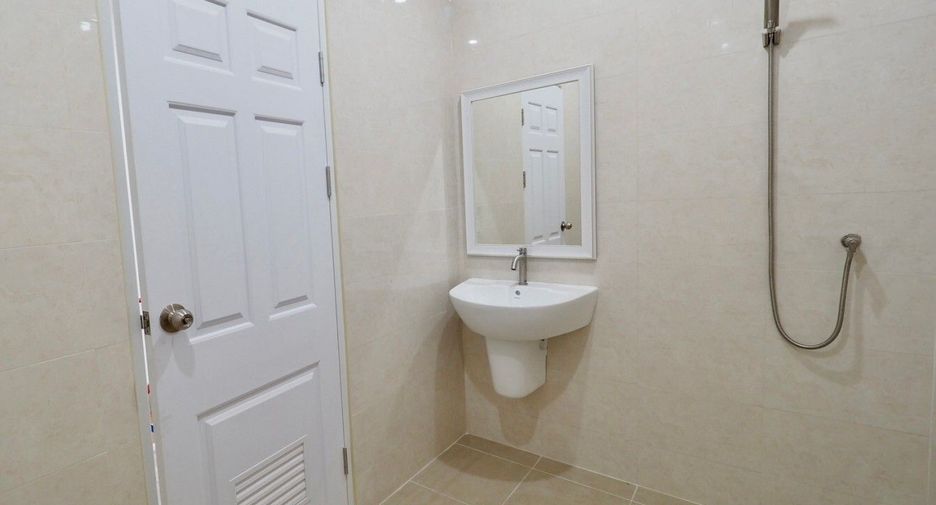 For sale 2 bedrooms townhouse in Mueang Nakhon Pathom, Nakhon Pathom