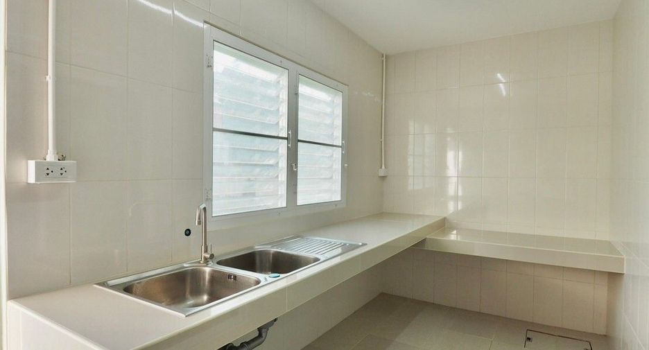 For sale 2 bedrooms townhouse in Mueang Nakhon Pathom, Nakhon Pathom