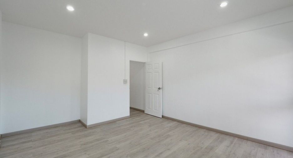 For sale 2 bedrooms townhouse in Mueang Nakhon Pathom, Nakhon Pathom