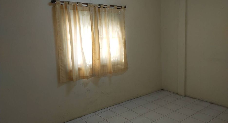 For sale 2 bedrooms townhouse in Mueang Lop Buri, Lopburi