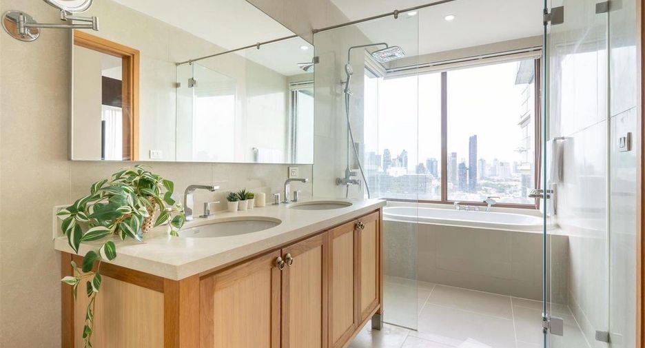 For sale そして for rent 2 ベッドルーム condo in Khlong Toei, Bangkok